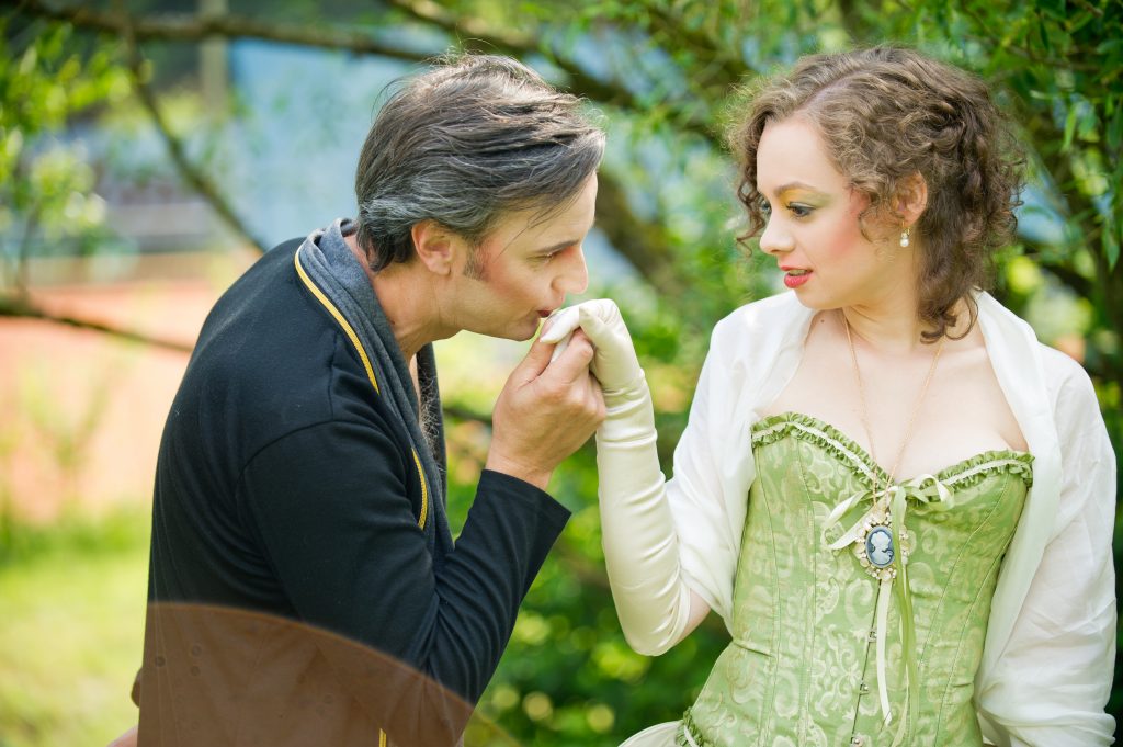 Prince Charming - Mario Krichbaum als Valmont und Silvia Andermann als Cécile. Foto: Alexa Sommer