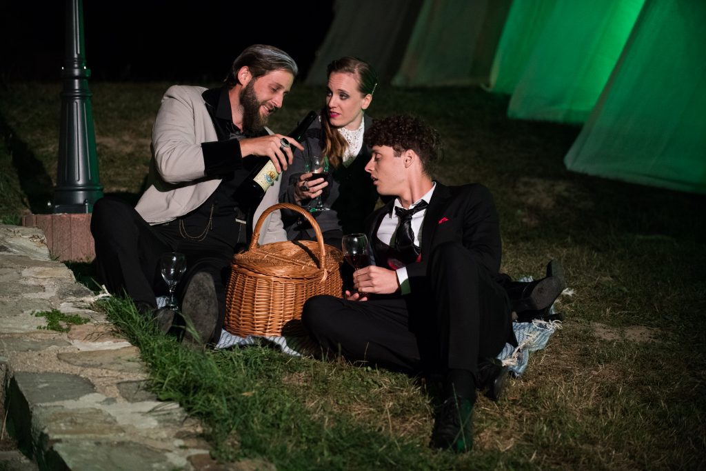 Niklas Luft als Lord Henry, Rahel Dolder als Gladys, Maximilian Miller als Dorian Gray. Foto: Alexa 