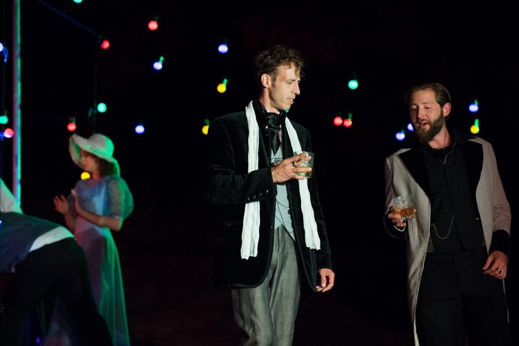 Jan-Markus Dieckmann als Basil Hallward, Niklas Luft als Lord Henry, im Hintergrund Silvia Andermann